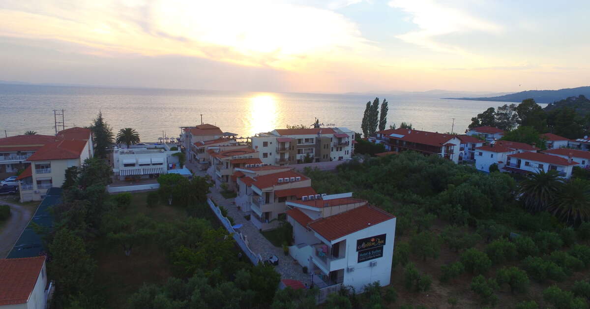 Een foto van de buitenkant van Meliton Inn Hotel & Suites