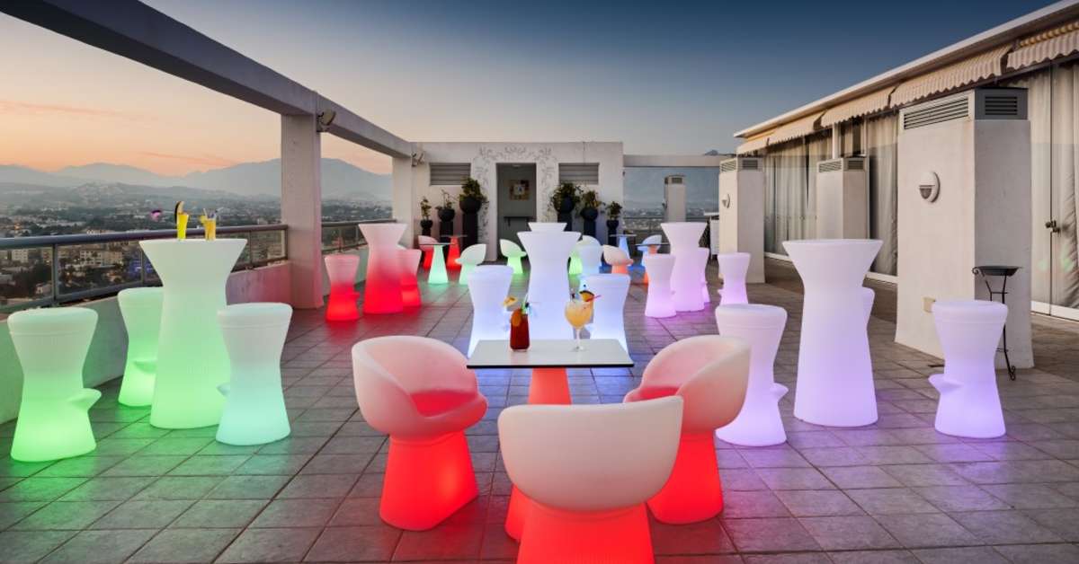 Een foto van het terras bij Sun Palace Albir