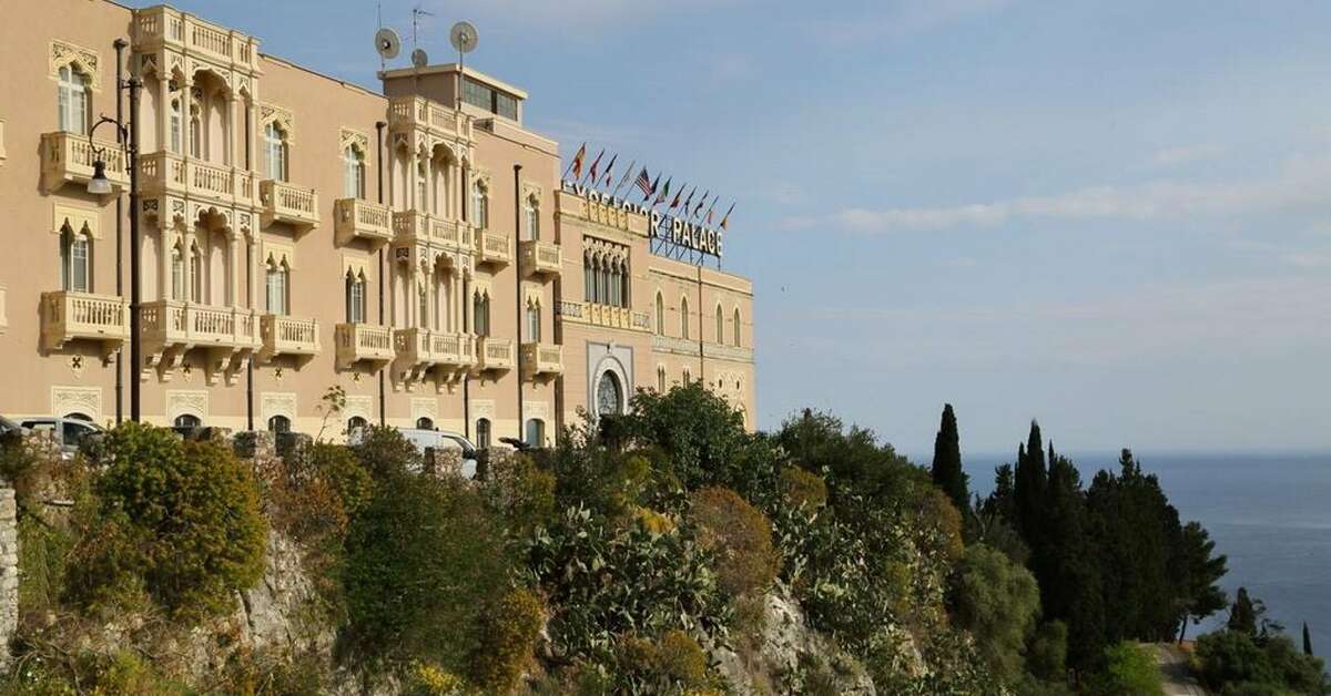 Een foto van de buitenkant van Excelsior Palace