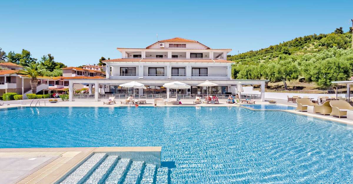 Een foto van het zwembad bij Lagomandra Beach Hotel & Suites