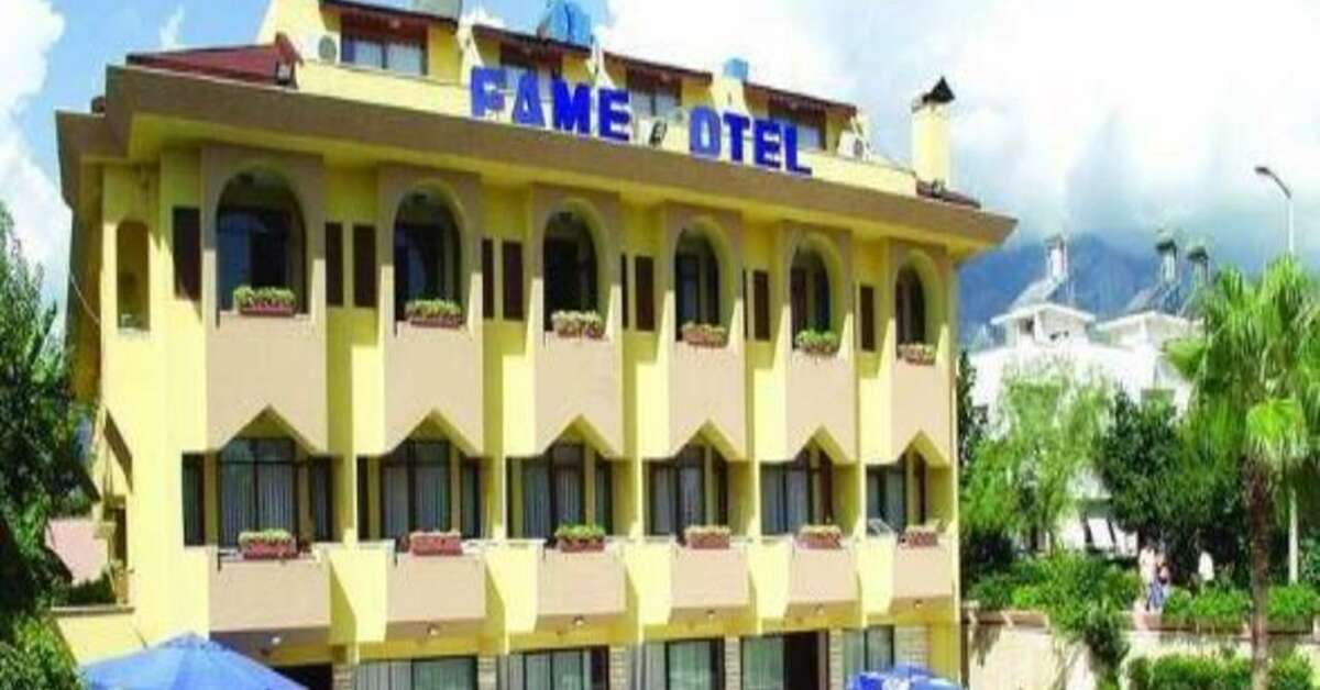 Een foto van de buitenkant van Fame Hotel