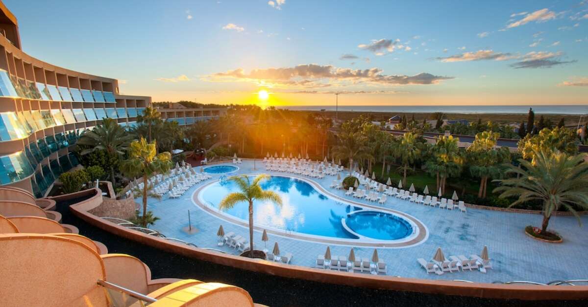Een foto van het zwembad bij MUR Hotel Faro Jandia