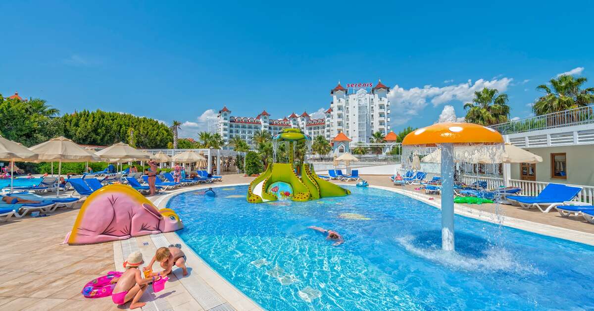 Een foto van het zwembad bij Serenis Hotel
