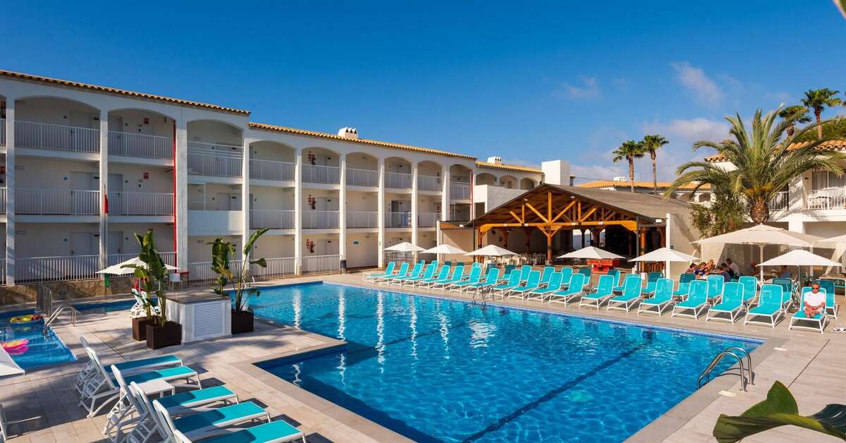 Een foto van het zwembad bij Hotel Vibra Cala Tarida