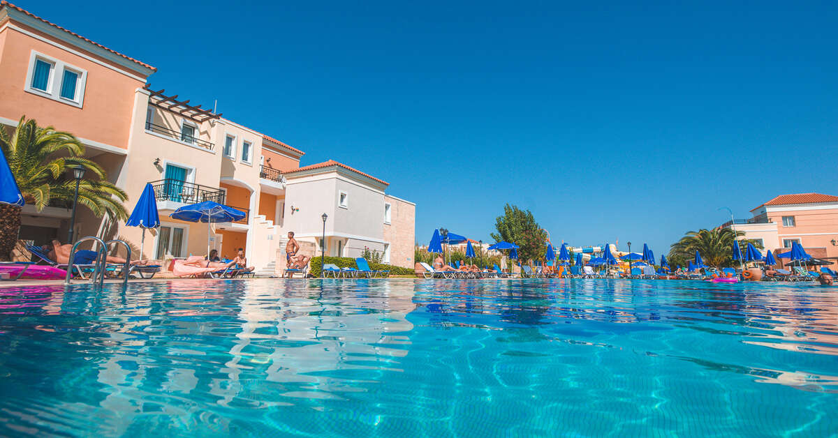 Een foto van het zwembad bij Chrispy Waterpark Resort