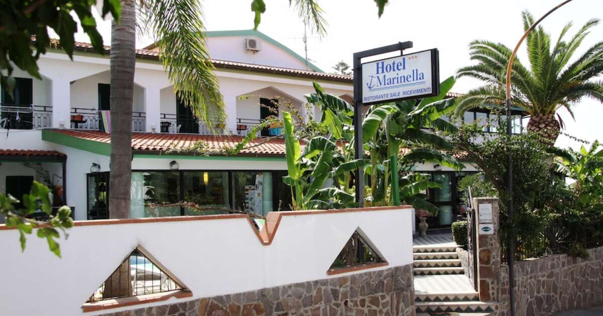 Ein Foto von der Außenansicht des Hotel Marinella
