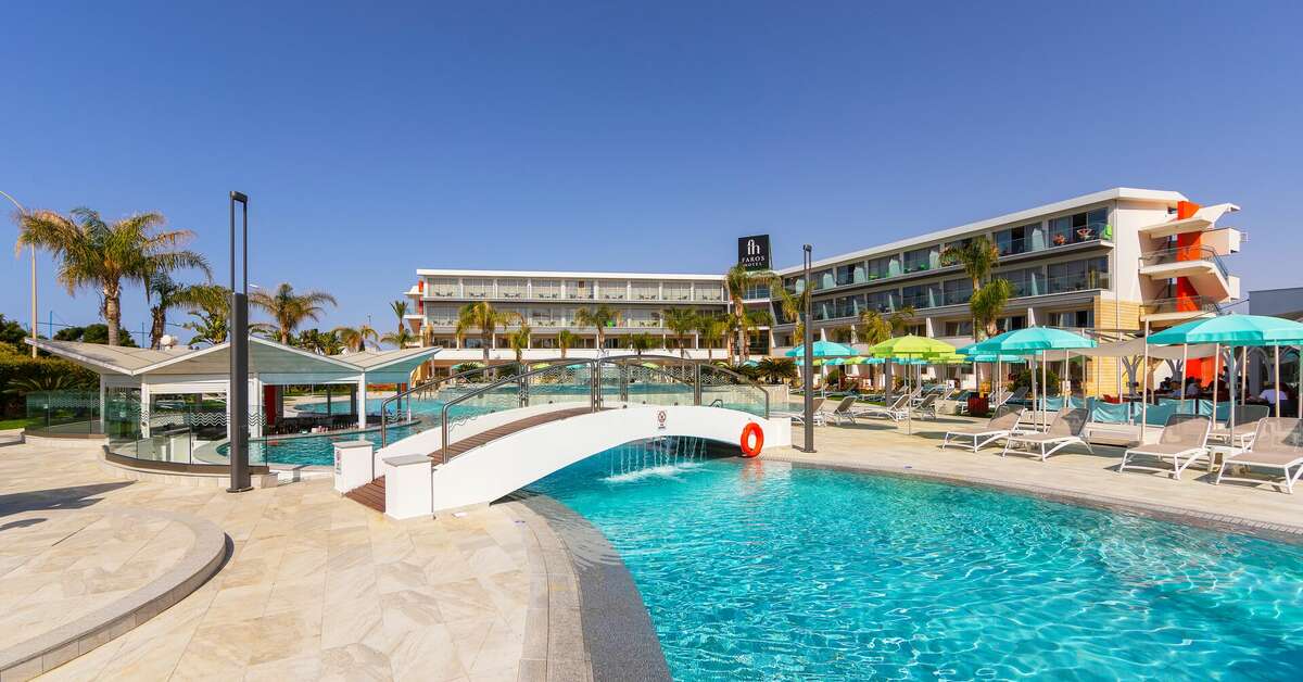 Een foto van het zwembad bij Faros Hotel