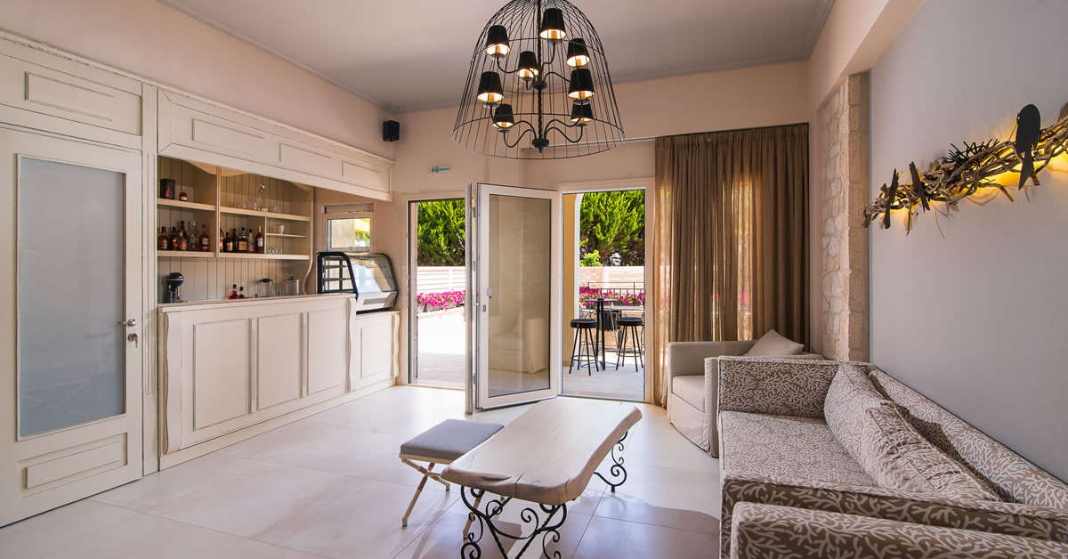 Een foto van het interieur van Neikos Mediterraneo Luxury Suites
