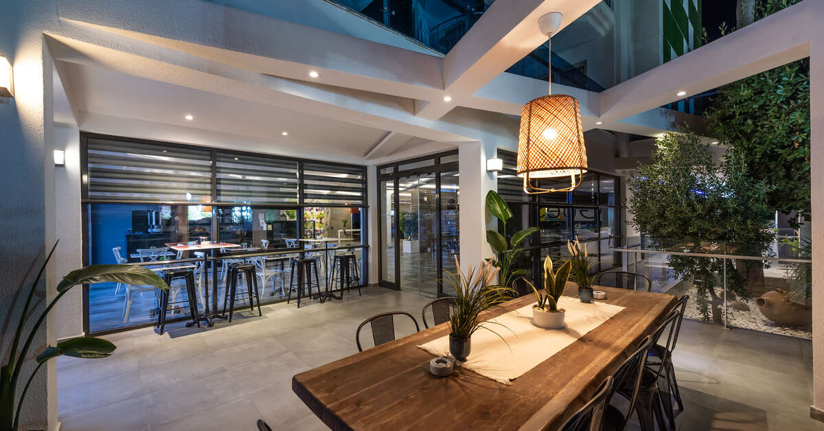 Een foto van het interieur van White City Beach Hotel