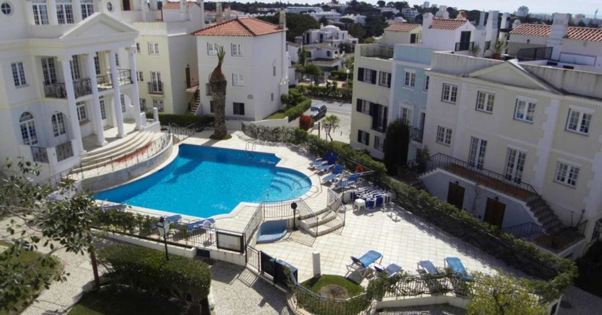 Ein Foto vom Pool im Old Village Apartments