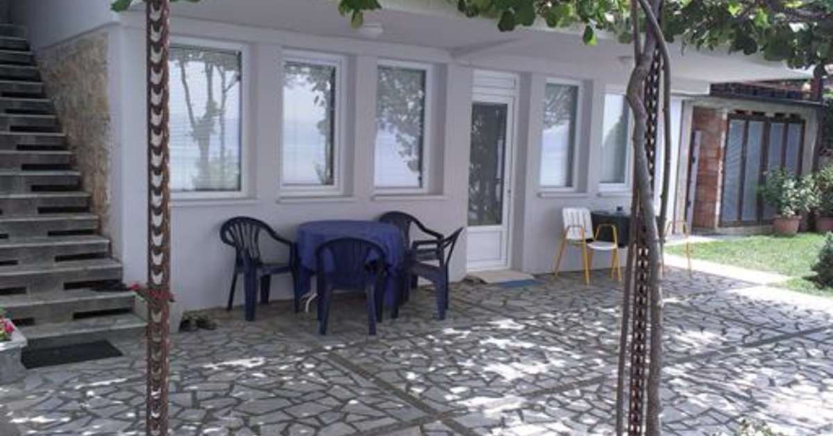 Een foto van het terras bij Golden Sunset Appartementen
