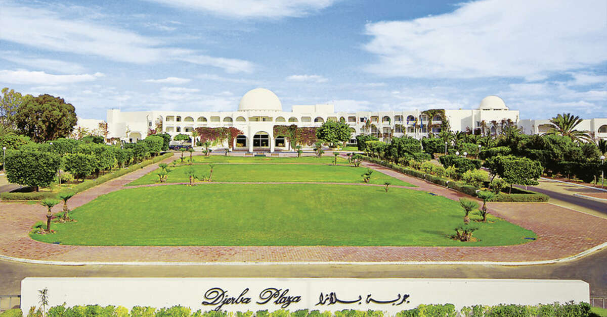 Een foto van het terras bij Djerba Plaza Thalasso & Spa