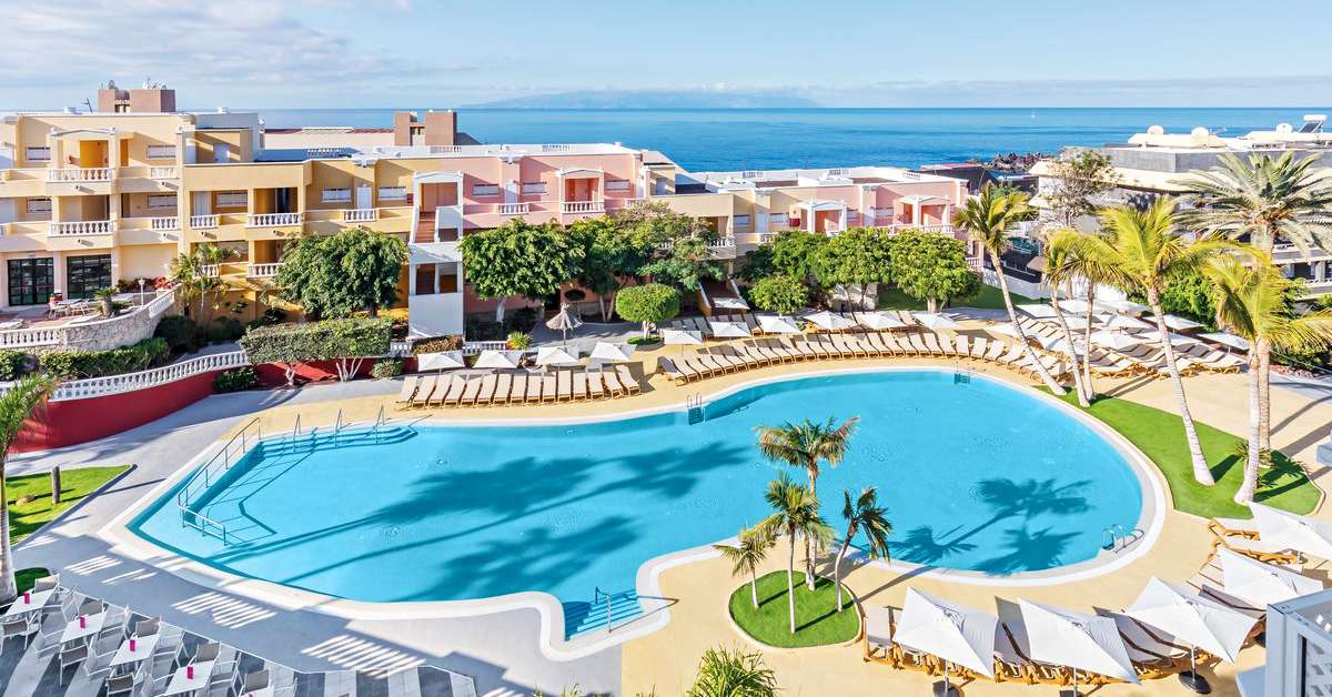 Een foto van het zwembad bij Servatur Isora Suites