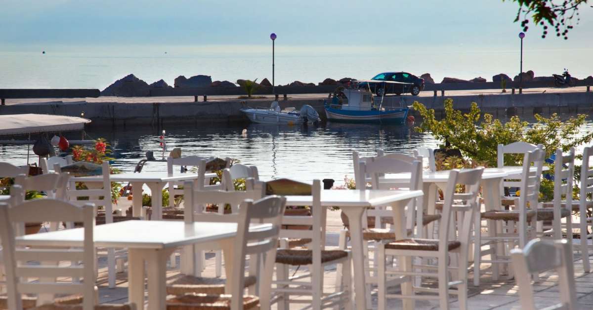 Een foto van het terras bij Akrogiali Hotel