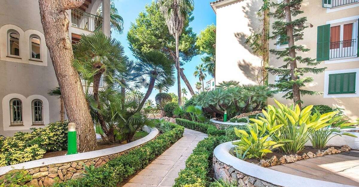 Een foto van de buitenkant van Ona Cala Pi Club Aparthotel