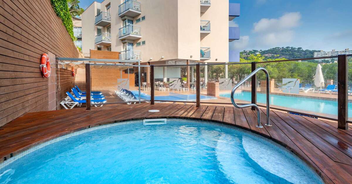 Een foto van het zwembad bij Hotel GHT S'Agaro Mar