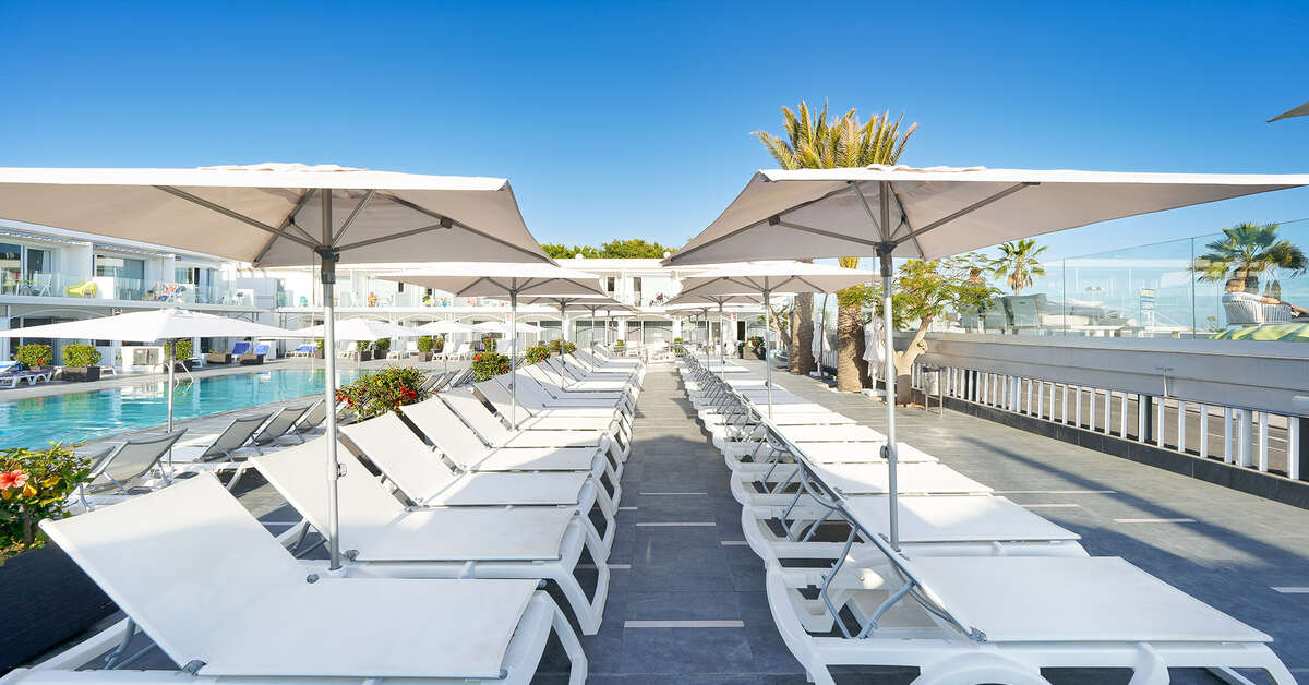 Een foto van het terras bij Ura Lara Adults Only