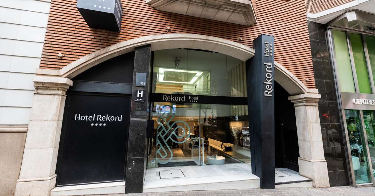 Een foto van de buitenkant van Atenea Rekord Suites