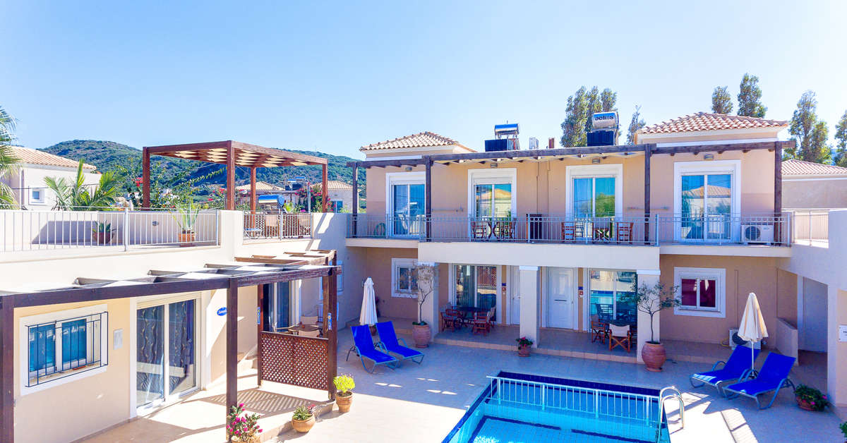 Een foto van het zwembad bij Azure Beach Villas