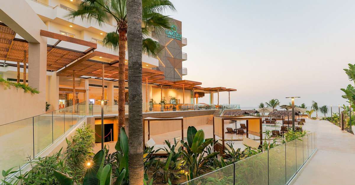 Een foto van de buitenkant van Cavo Zoe Seaside Hotel
