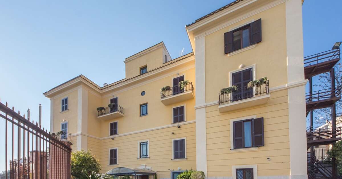 Een foto van de buitenkant van Romoli Hotel