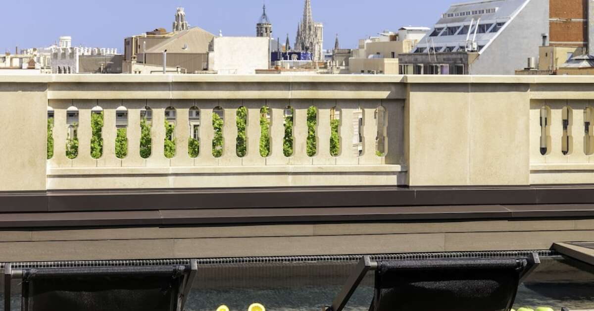 Ein Foto von der Terrasse im H10 Urquinaona Plaza