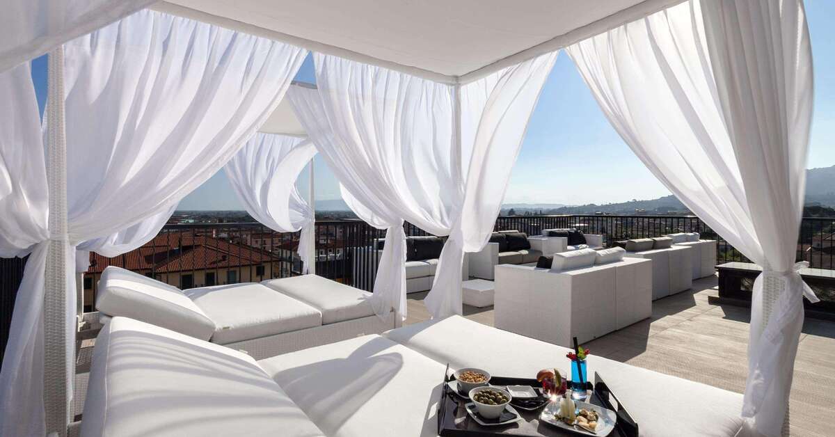 Een foto van het terras bij Hotel Montecatini Palace