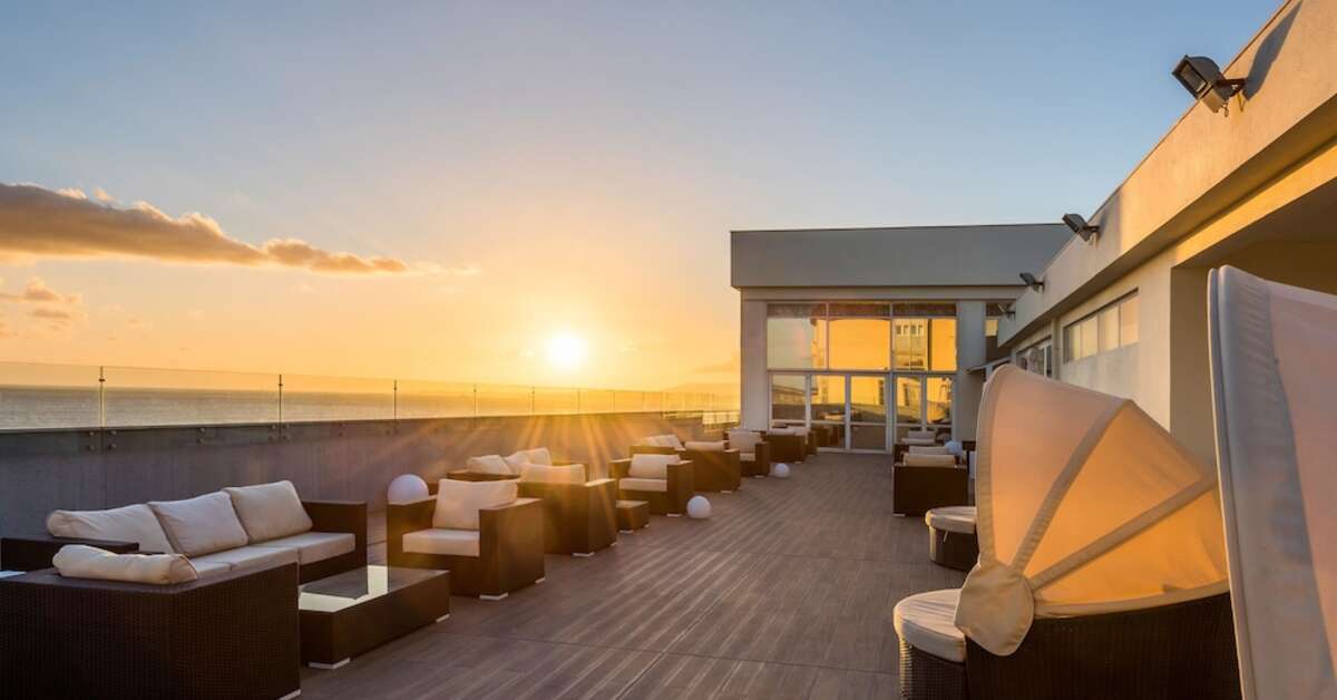 Een foto van het terras bij Tryp by Wyndham Lisboa Caparica Mar Hotel