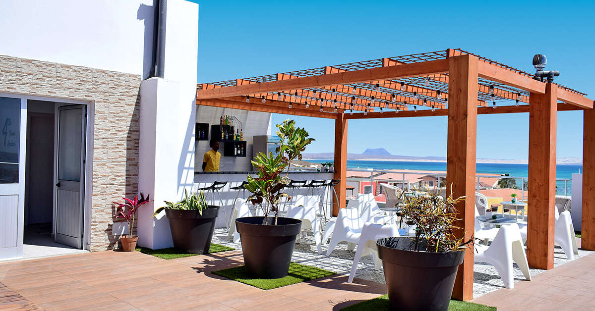 Een foto van het terras bij Ouril Hotel Agueda