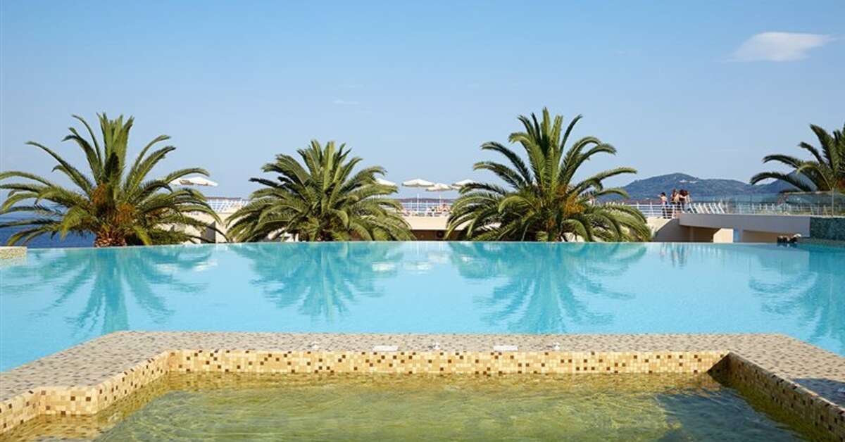 Een foto van het zwembad bij Marbella Mar-Bella Collection