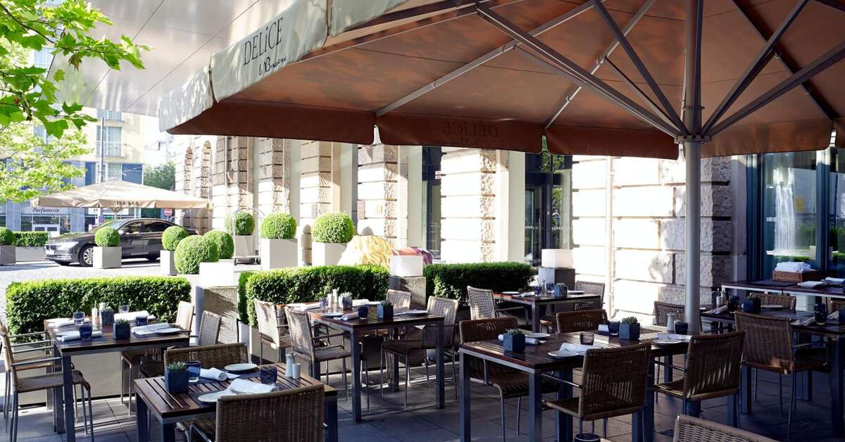 Een foto van het terras bij Sofitel Munich Bayerpost
