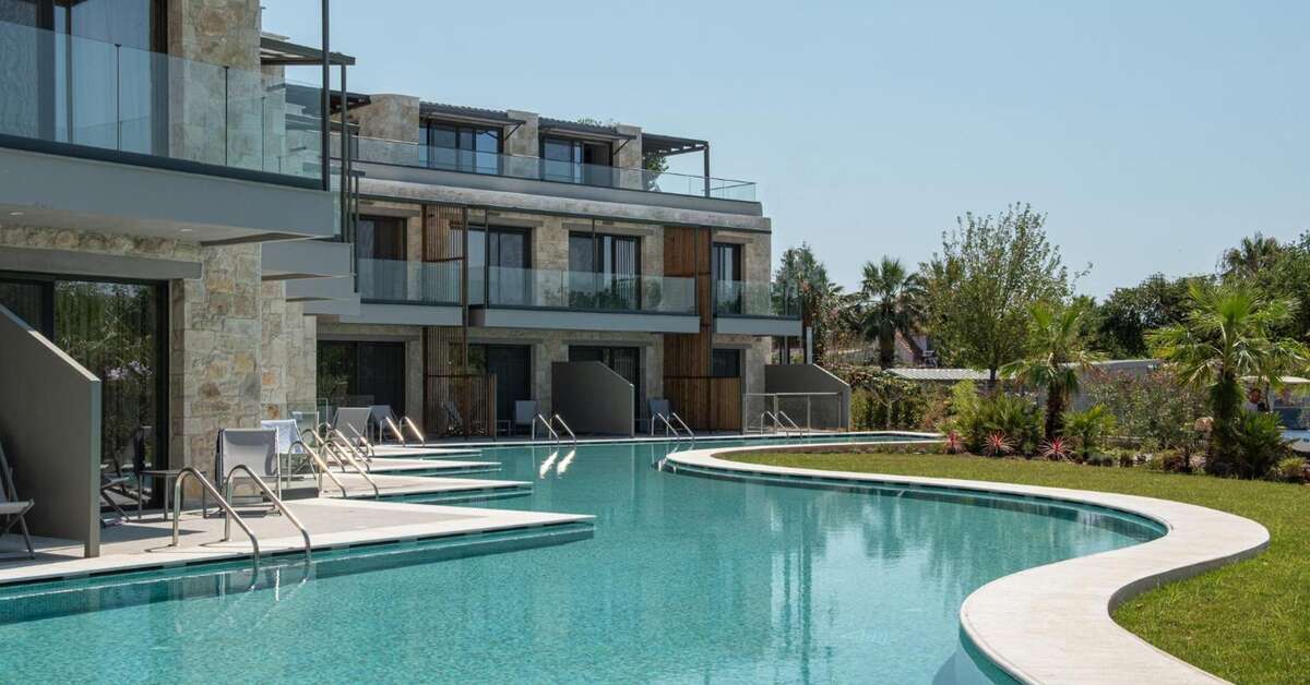 Een foto van het zwembad bij Portes Lithos Luxury Resort