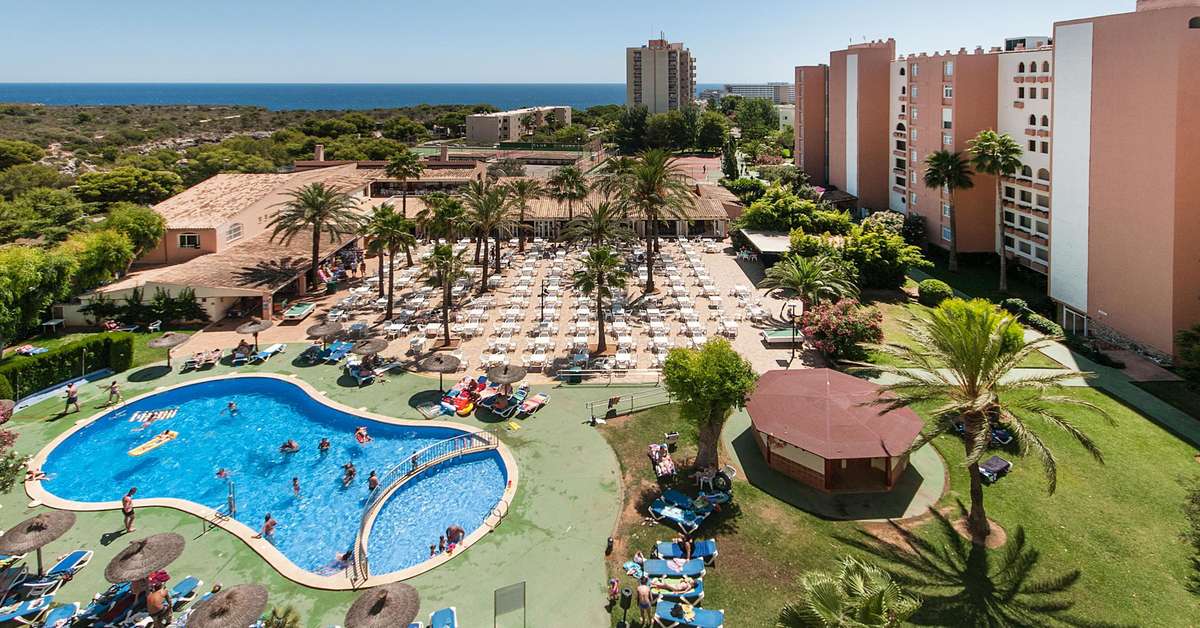 Een foto van de buitenkant van Aparthotel HYB Eurocalas