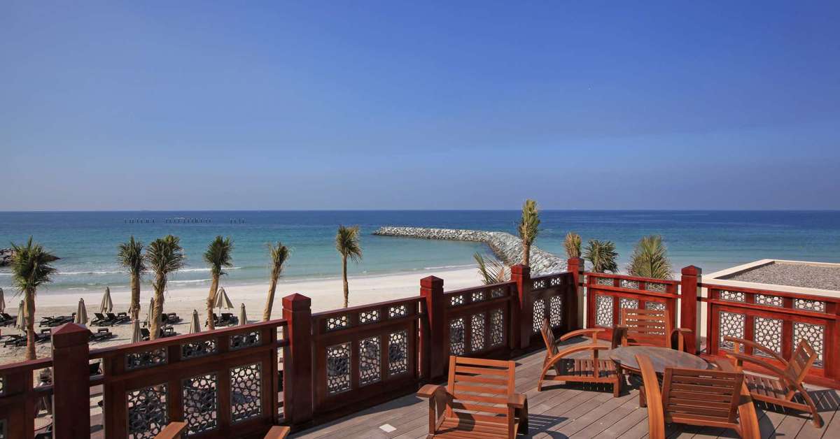 Een foto van het terras bij The Luxury Collection Hotel Ajman Saray