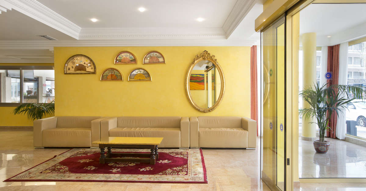 Een foto van het interieur van Hotel Biniamar