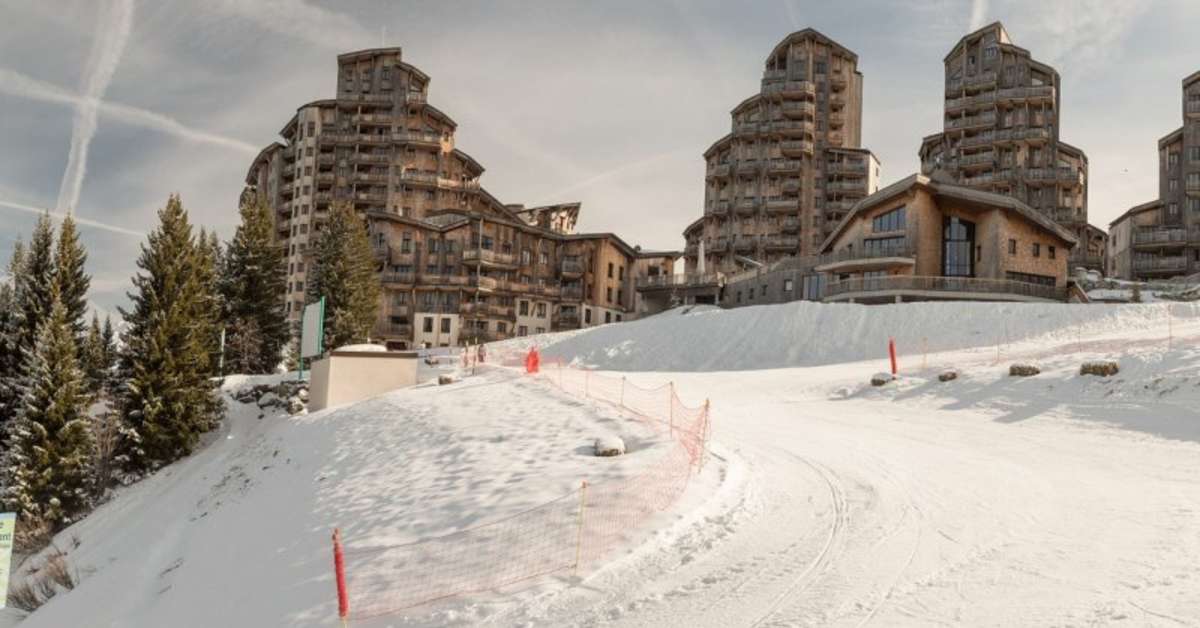Een foto van de buitenkant van Pierre & Vacances Residence Premium L'Amara