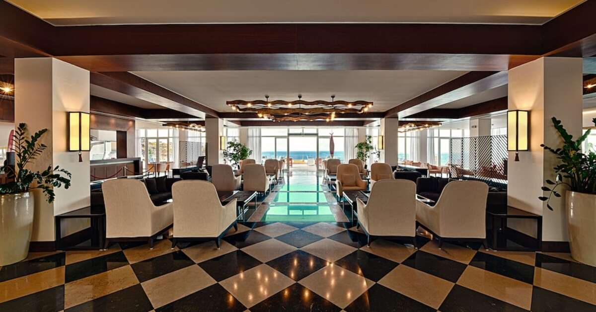 Een foto van het interieur van Apostolata Island Resort & Spa