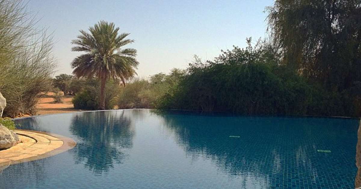Een foto van het zwembad bij Al Maha Resort