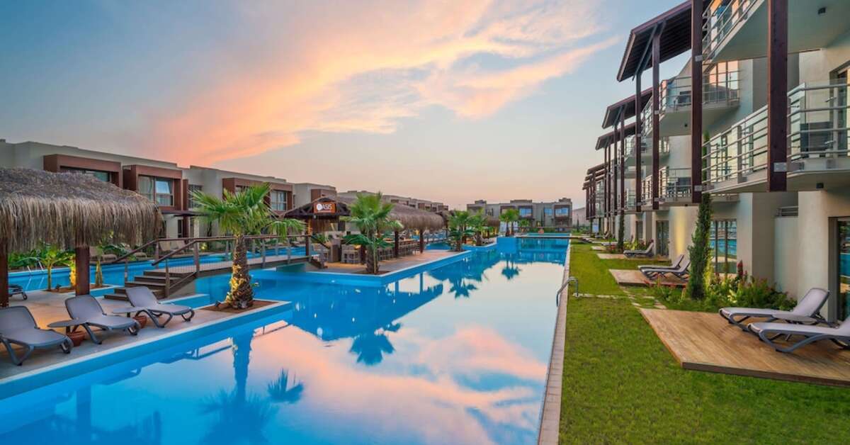 Een foto van het zwembad bij Concorde Luxury Resort