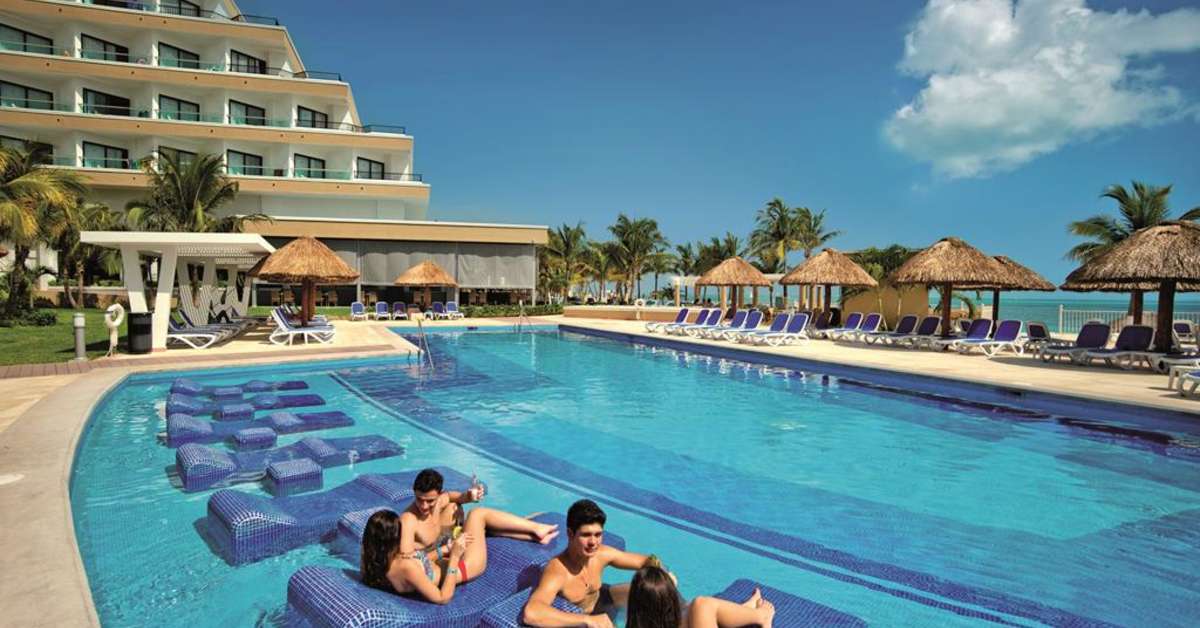 Een foto van het zwembad bij Riu Caribe