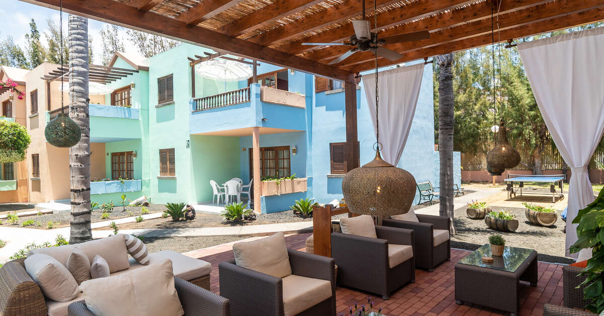 Een foto van het terras bij Club Vista Serena
