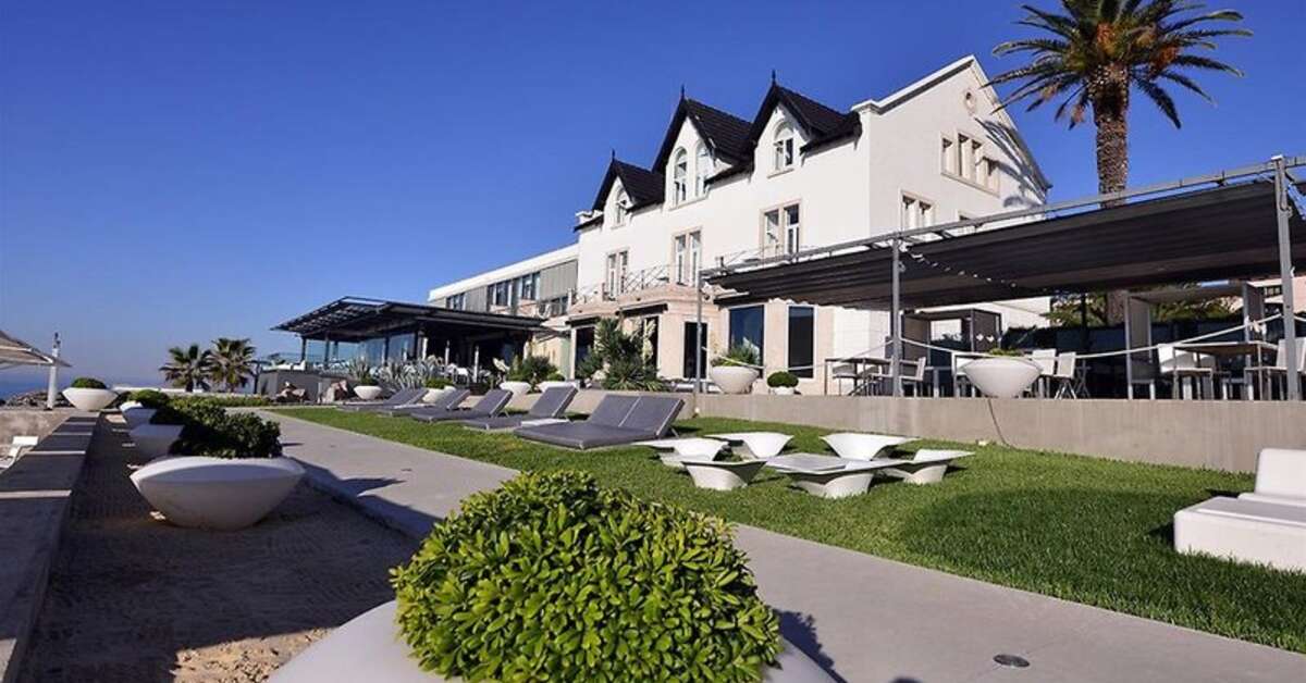Een foto van de buitenkant van Farol Design Estalagem Hotel