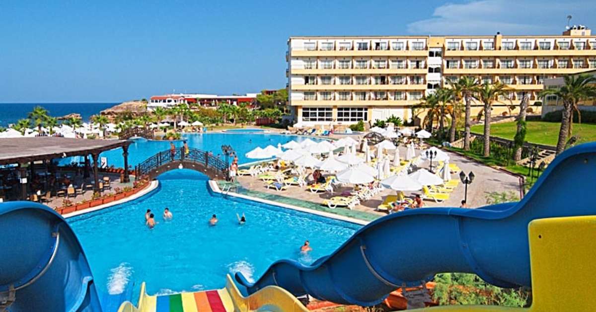 Een foto van het zwembad bij Acapulco Resort Convention & Spa