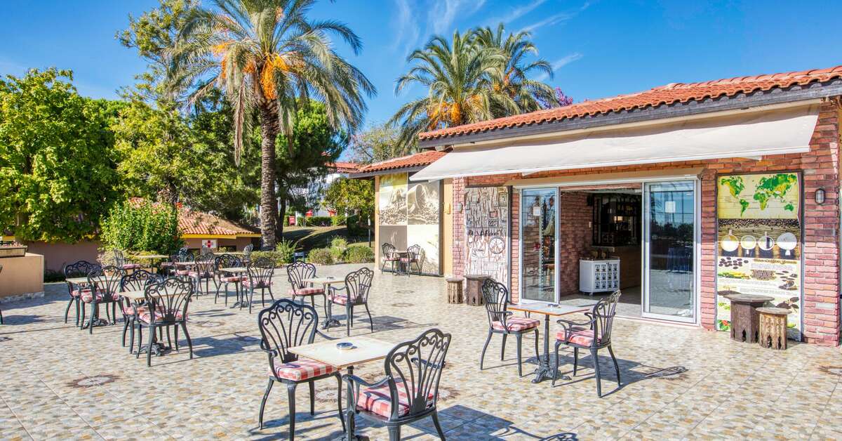 Een foto van het terras bij Asteria Family Resort Belek