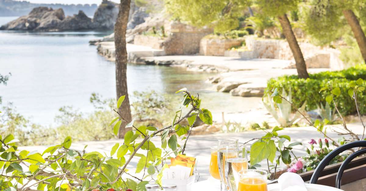 Een foto van het terras bij Cala Fornells Hotel