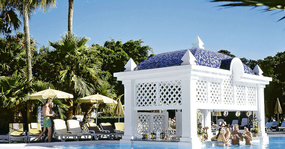 Een foto van het zwembad bij Riu Paraiso Lanzarote Resort
