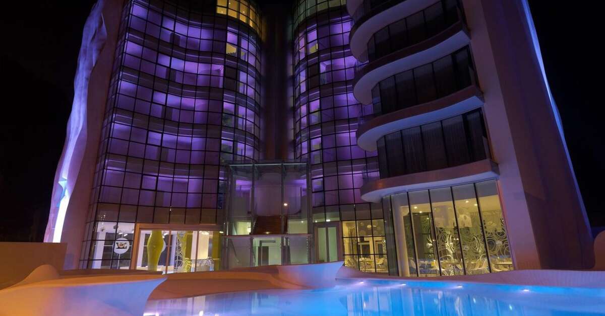 Een foto van de buitenkant van I-Suite Hotel