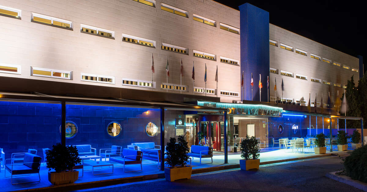 Een foto van de buitenkant van Salles Hotel Marina Portals