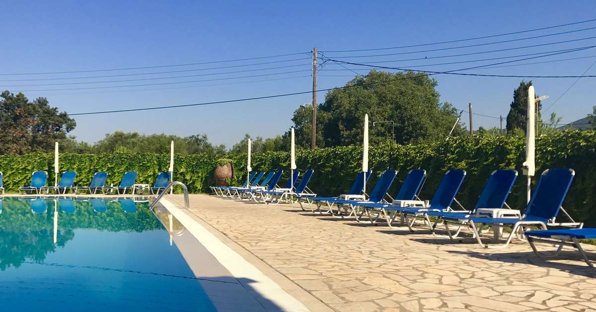 Een foto van het zwembad bij Bruskos Hotel & Suites