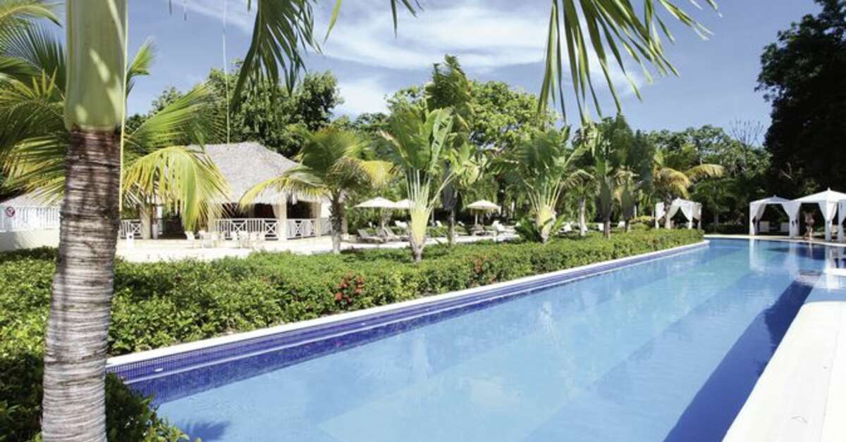 Een foto van het zwembad bij Luxury Bahia Principe Cayo Levantado